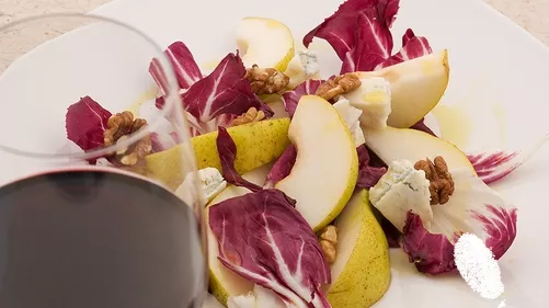 Салата с радикио, круши и орехи