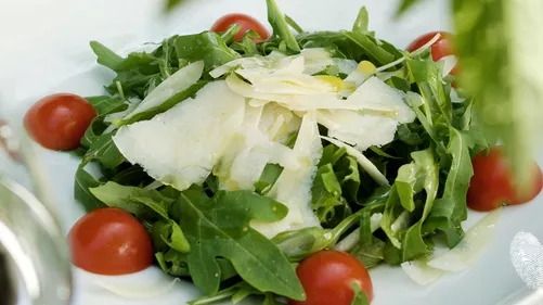 Нещо ни жълтееш