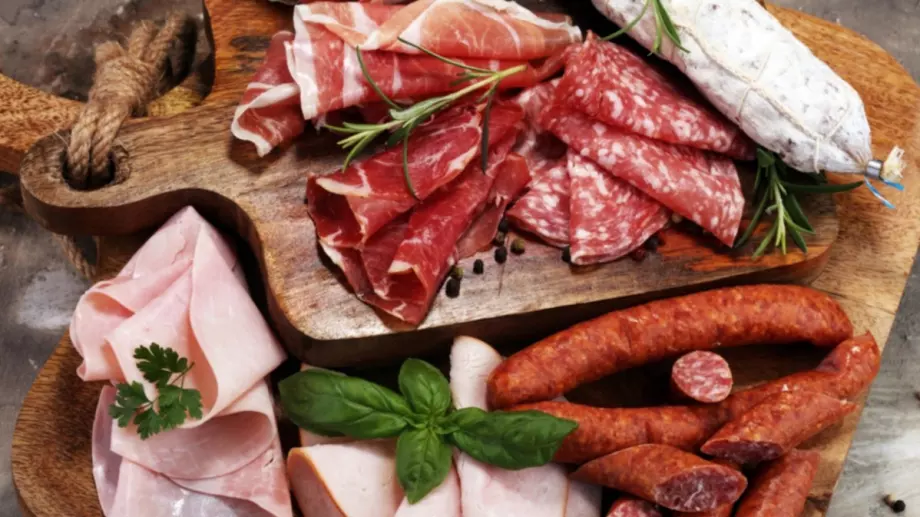 Колбасите за Коледа ще са от вносно месо