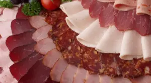 Ядем луканки и салами от вносно месо