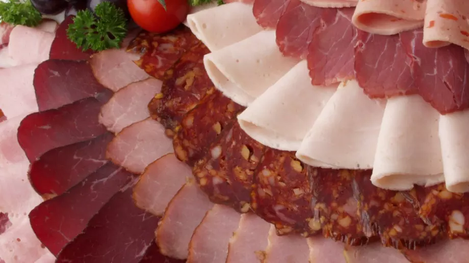 Ядем луканки и салами от вносно месо