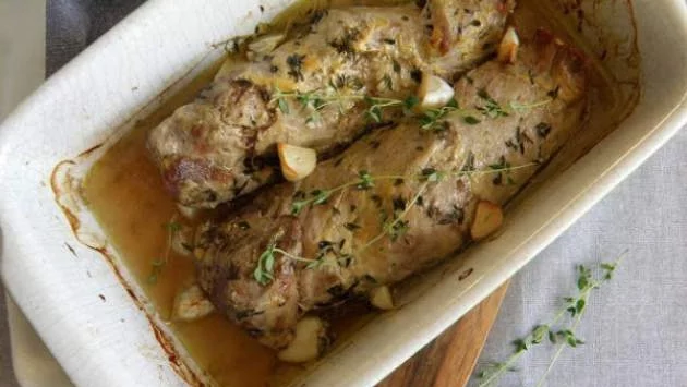 Печено бонфиле с чесън и мащерка