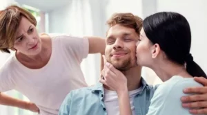 Как да оцелее връзката ви, ако живеете при родителите МУ?