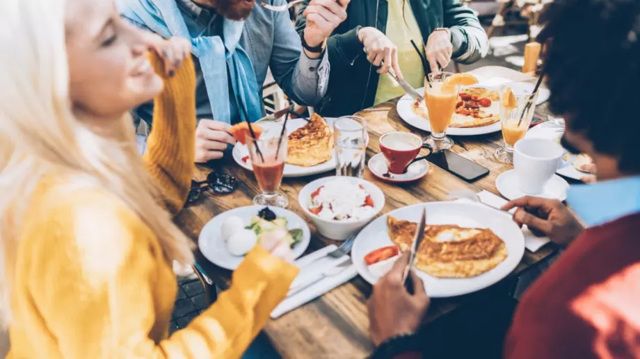 Нидерландия премахва почти всички противоепидемични мерки