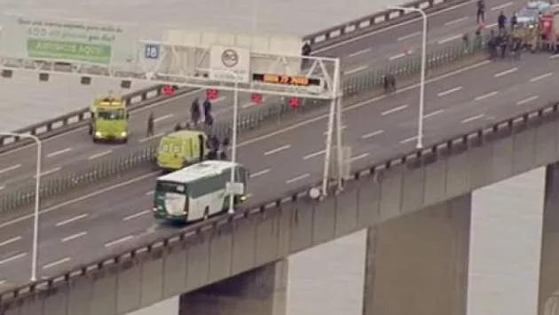 Снайперист застреля похитителя на автобус в Бразилия(ВИДЕО)