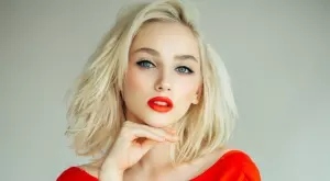 Женски виц за 21 ноември 2023: Върви блондинка по улицата, а гърдата ѝ отвън...