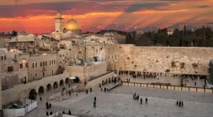 Виц на деня: Мъж завел злобната си жена на екскурзия в Йерусалим