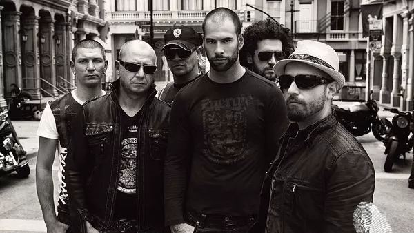 D2 изпълняват Щурците и Джон Ленън