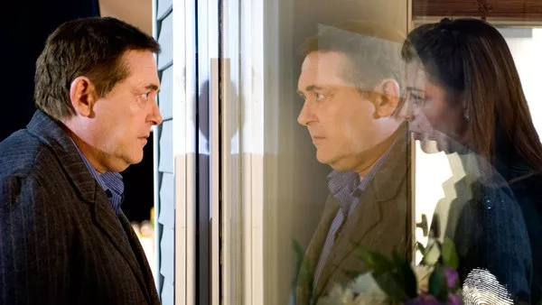 Човек до прозореца