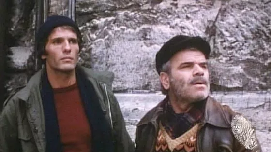 Един мъж на колене