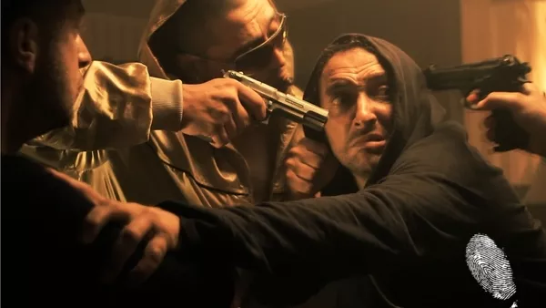 Пистолет, куфар и три смърдящи варела