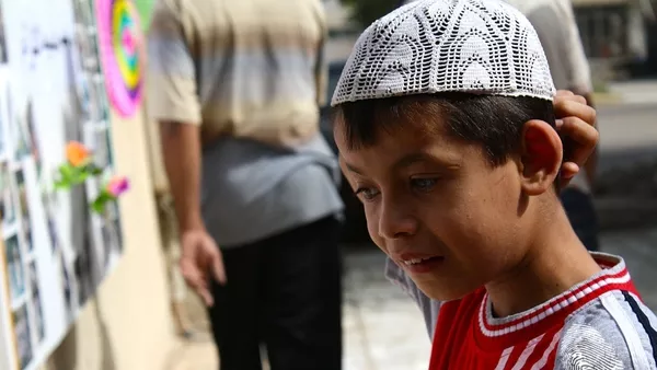 В прегръдките на майка ми