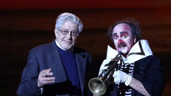 Странно е да се казваш Федерико. Скола разказва Фелини