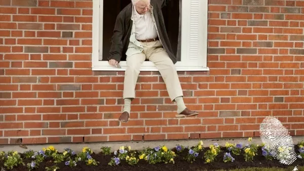 Стогодишният старец, който скочи през прозореца и изчезна