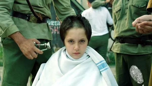 На педя от земята