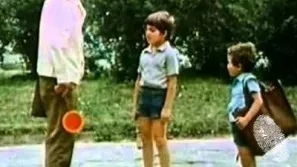 Деца играят вън