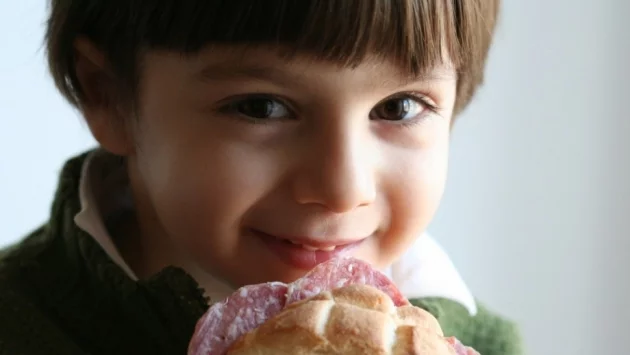 До какво води прекаляването с колбаси при децата