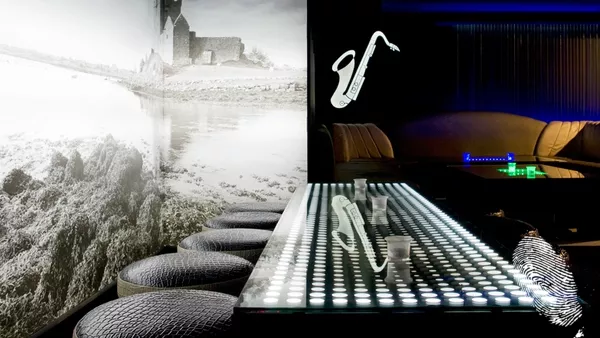 Пиано бар Изток