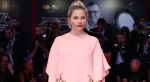 На гости в кокетния провинциален дом на Сиена Милър (ВИДЕО)