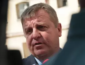 Каракачанов: Спряхме 60 мигранти, армията е готова да изпрати до 1000 души на границата