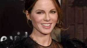 Кейт Бекинсейл купонясва в София (видео)