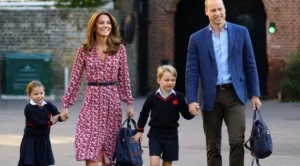 Принцеса Шарлот тръгна на училище (видео)