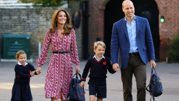 Принцеса Шарлот тръгна на училище (видео)