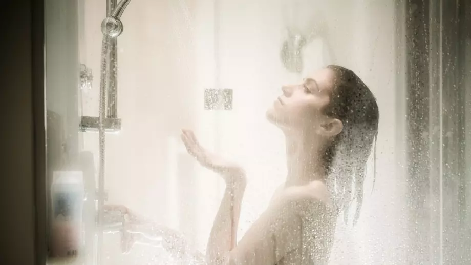 Кога да се къпем - сутрин или вечер? Топ дерматолозите са категорични