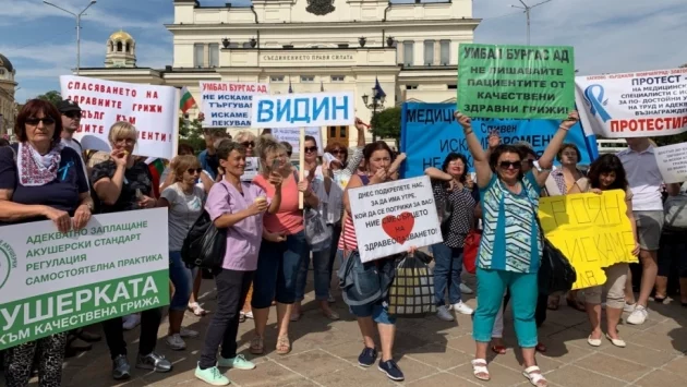 Медицинските сестри се заканиха да оградят Народното събрание с бинтове (ВИДЕО)