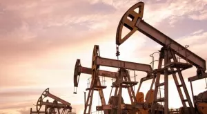 Цената на петрола с лек спад заради надежди за облекчаване на санкциите срещу Венецуела