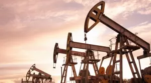 Цените на петрола се насочват към първия си седмичен ръст от два месеца 