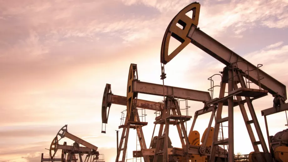 Цените на петрола се насочват към първия си седмичен ръст от два месеца 