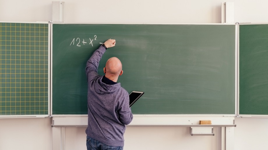 По малко от месец преди началото на учебната година стотици училища