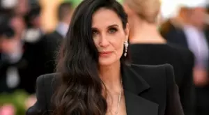 Деми Мур и дъщерите ѝ се съблякоха по бански (СНИМКИ)