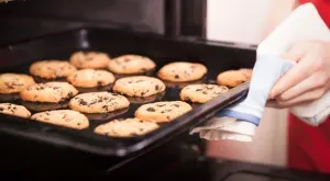 Лесно и бързо: Почистете захабените тави с кислородна вода