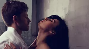 Зодиите, които си падат по нестандартната любов 