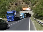 Сърбия иска да забрани на камионите да изпреварват по магистралите