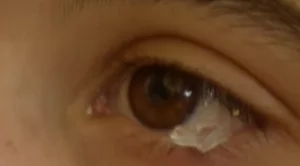  Млада жена плаче кристали (видео)