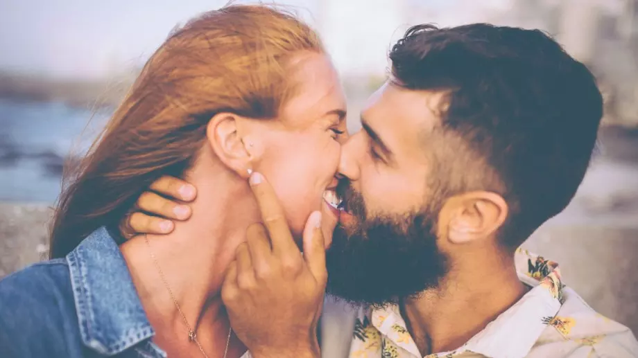 12 сладки неща, които да му кажеш, когато те попита "Защо ме обичаш?"