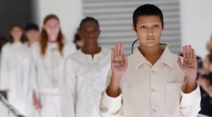 Модел на Gucci протестира срещу дрехите на марката