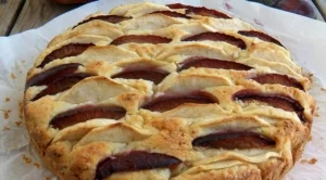 Сладкиш със сливи и ябълки