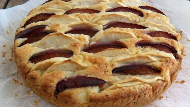 Сладкиш със сливи и ябълки