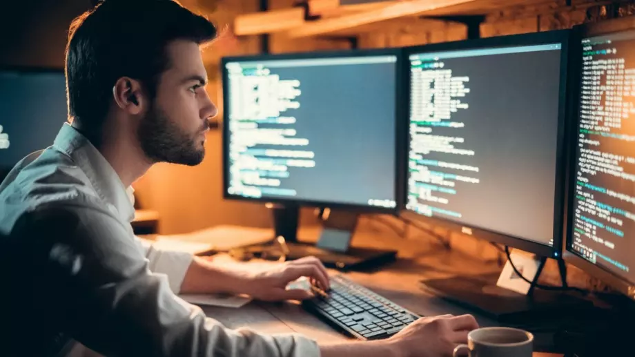 Средната заплата в ИТ сектора у нас нарасна с близо 24% и достигна 5411 лева