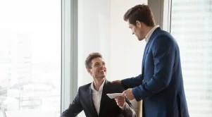 Шеф намали заплатата си, за да плаща повече на служителите си