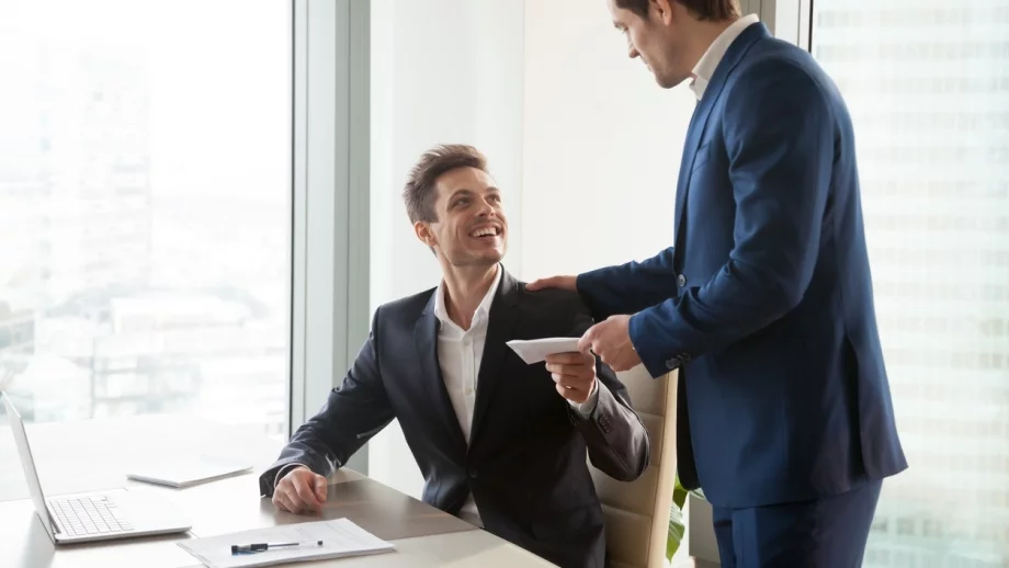 Шеф намали заплатата си, за да плаща повече на служителите си