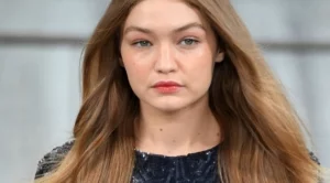 Джиджи Хадид изгони натрапница от ревю на Chanel (снимки)