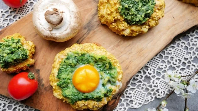 Пилешки гнезда със спанак и гъби