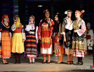 Артисти от Русе показаха красотата на фолклора ни в спектакъл „Седемте чудеса на България“