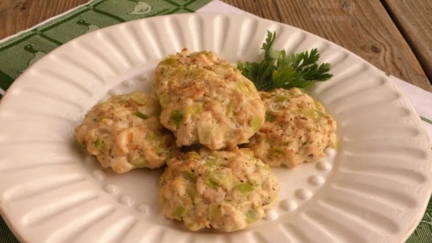 Пилешки кюфтенца с праз лук