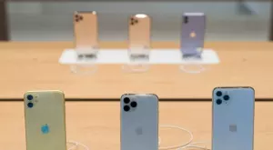 Колко трябва да работят българите и европейците за един iPhone?